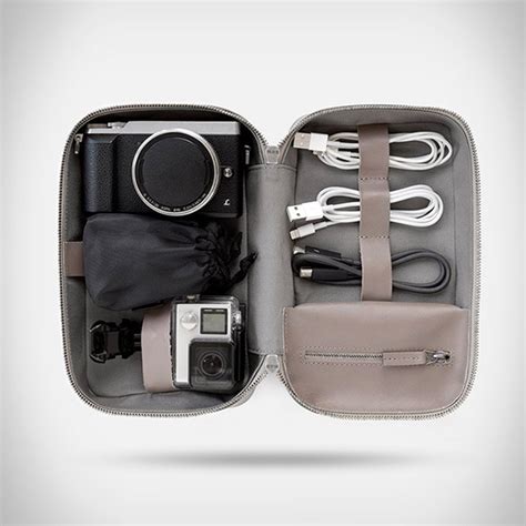 5 Essentials For A Tech Dopp Kit