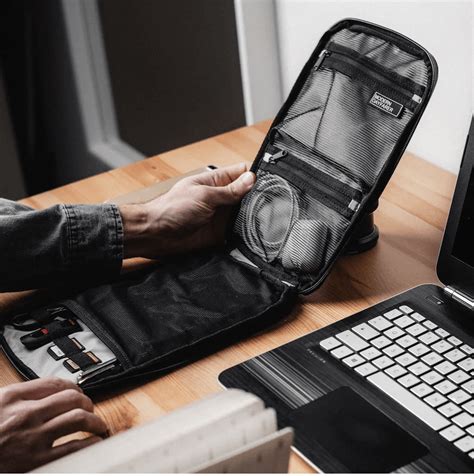 5 Must-Haves In A Modern Dayfarer Tech Pouch